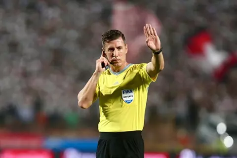 بعد مراجعة ركلة جزاء الأهلي.. لماذا منح الحكم الكرة للزمالك؟ (لائحة)